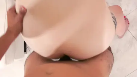 Bald Cameron Minx neckt XXX
