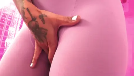 Nina sensual cavalga a vara