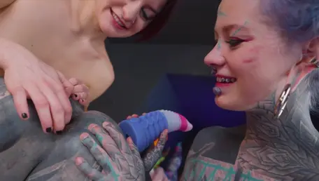 Anuskatzz, Missflora e LilyLu têm algum prazer de fístula no traseiro cosplayer