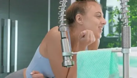 Kendra Spade en string sexy s’embrasse avec la langue.