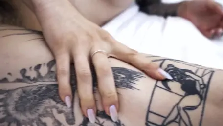 Ruiva eden ivy leva um grande vibrador