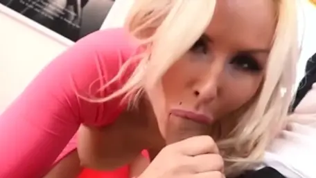 La bambina Jarushka Ross desidera una sborrata sui suoi capelli