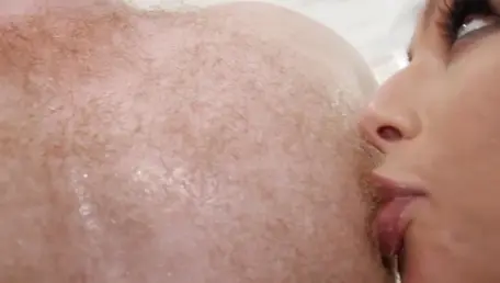 Scena di sesso con April Olsen che annusa il culo del suo partner