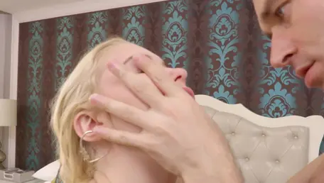 Boneca Chloe Cherry fazendo um oral desleixado e uma foda por trás