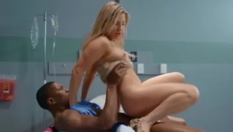 Ashley Fire em saia a chupar cu