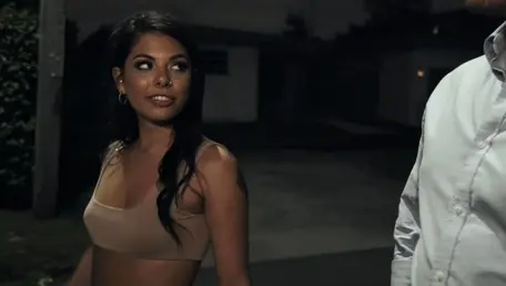 Aficionada gina valentina chupando coño en el exterior