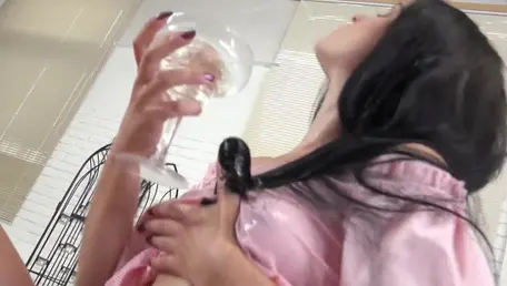 Alice Nice peluda y sabrosa se divierte con juguetes