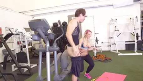 Gros seins dans les sports – bâillonnage par Cali Carter et Mick Blue.